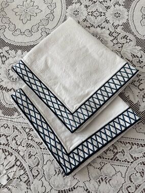 Williams Sonoma White Cotton Napkins – Navy Blue Lattice Embroidered Border EUC